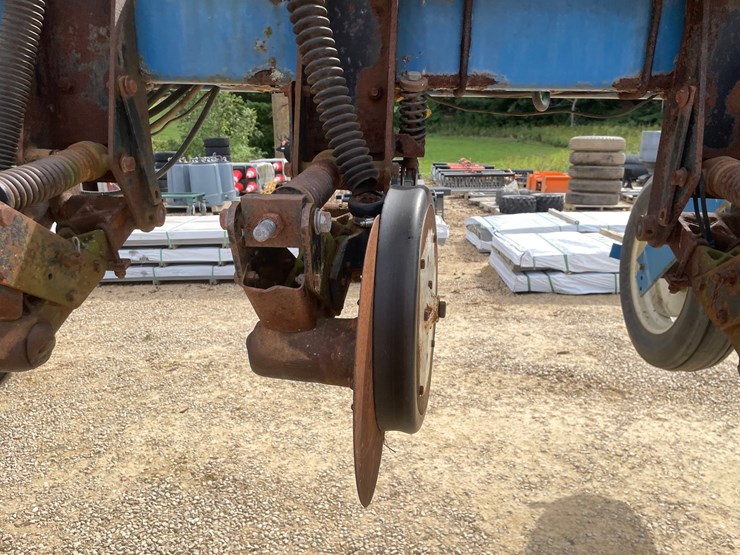 #1275-•-kinze-12'-corn-planter-image-22