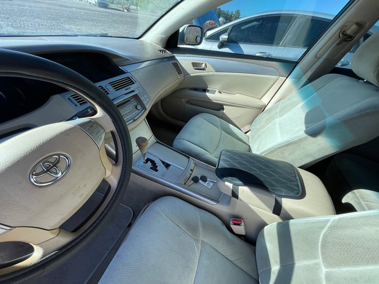 #2762-•-2005-toyota-avalon-(title-in-delay)-image-40