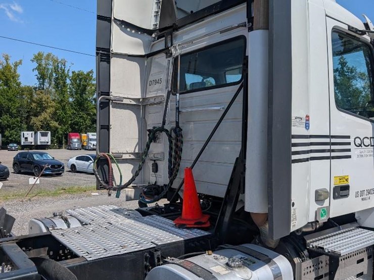 2018-volvo-10-image-5