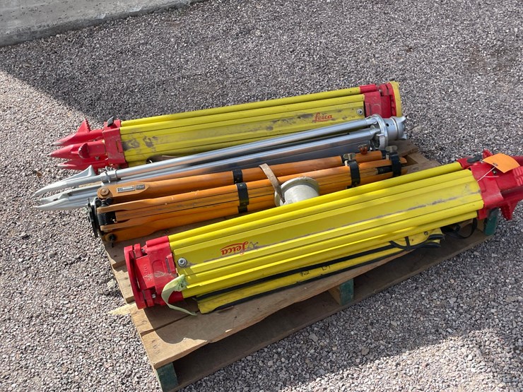 #4665-•-lot-of-surveying-tripods-image-2