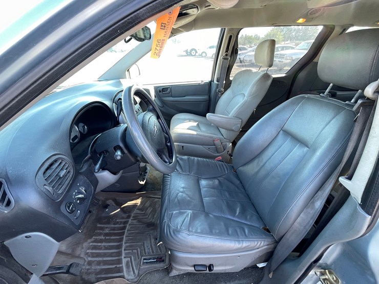 2005-chrysler-town-&-country-image-52