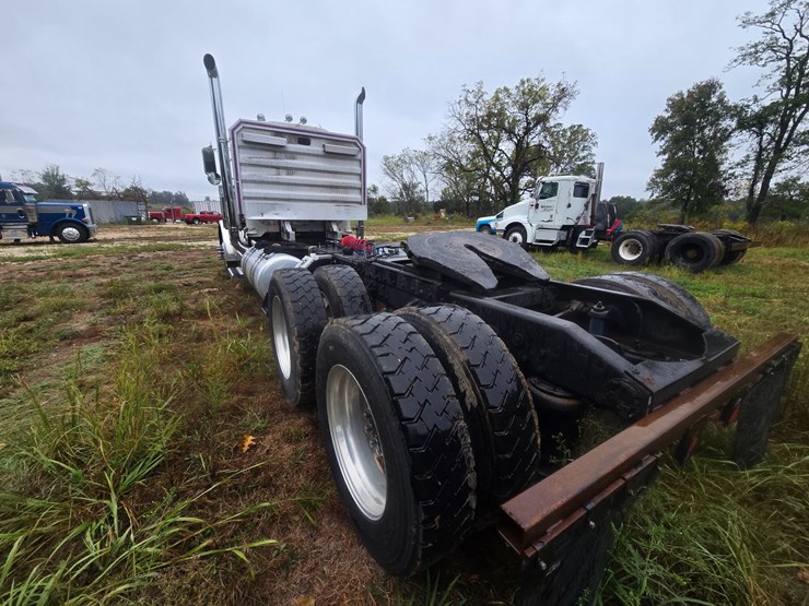 2000-peterbilt-379-image-8