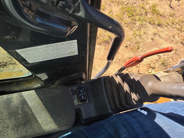 2011-deere-135d-image-30