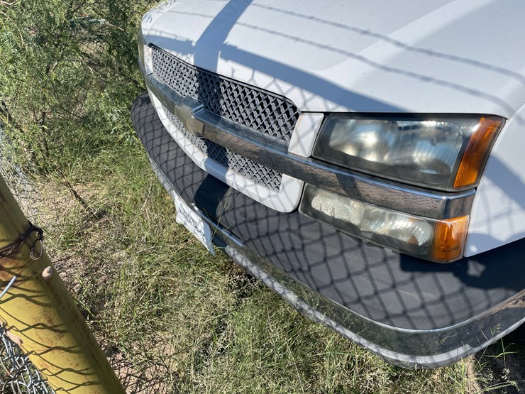 2004-chevrolet-silverado-2500-image-10