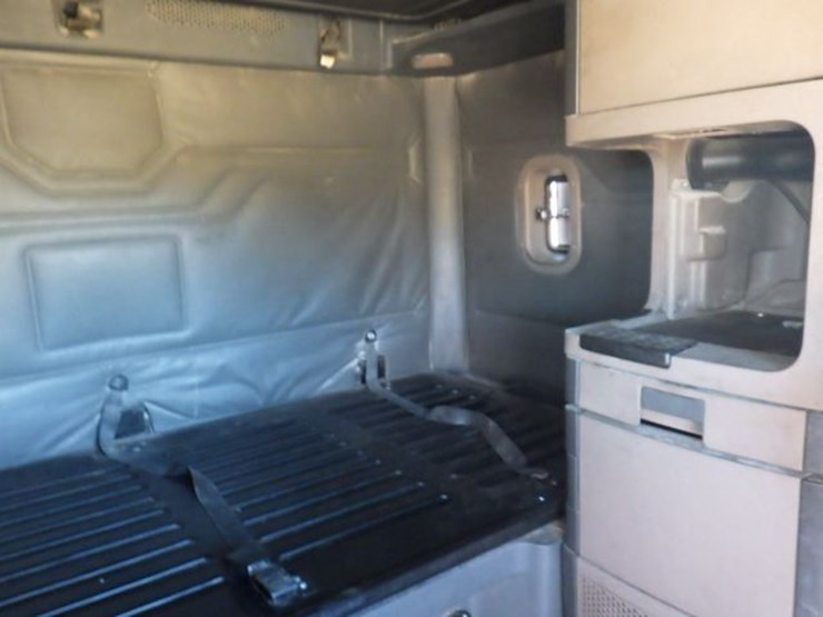 2015-freightliner-cascadia-125-evolution-image-4