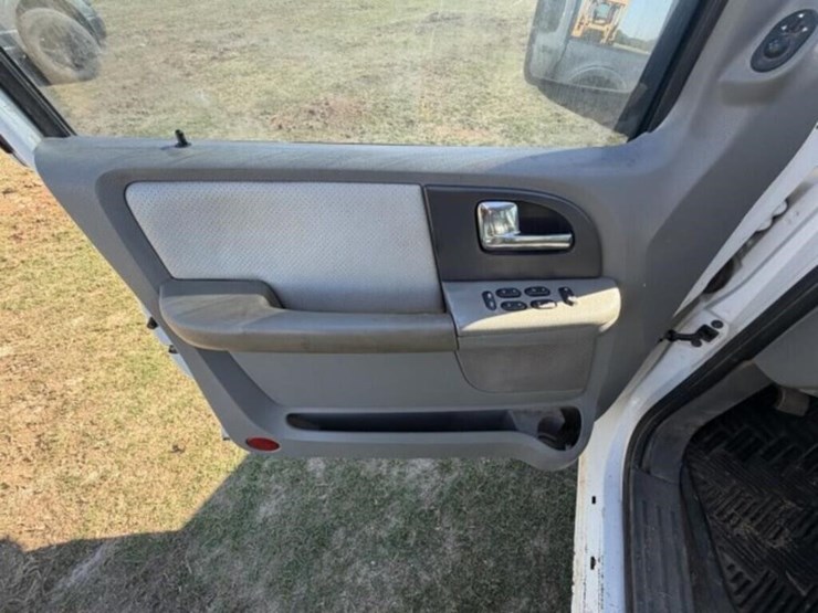 2004-ford-expedition-xlt-image-8
