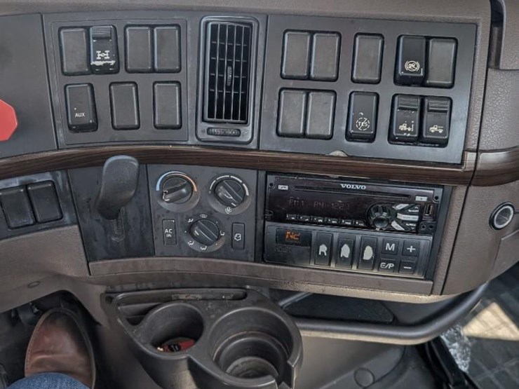 2017-volvo-vnl-t/a-day-cab,-volvo-engine-d13-425-h.p.,-odometer-reading-(miles)-823485,-volvo-i-image-20