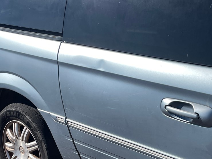 2005-chrysler-town-&-country-image-81