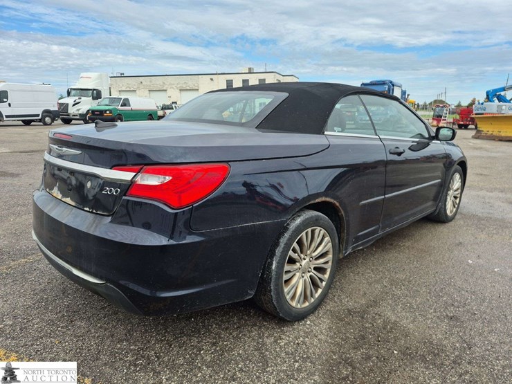 2012-chrysler-200-image-5
