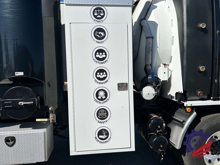 2020-peterbilt-567-image-57