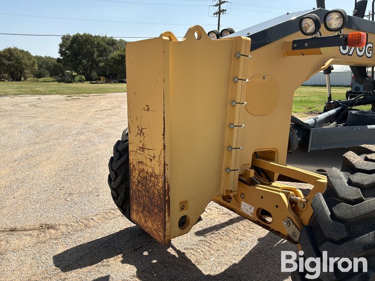 2013-deere-670g-image-16