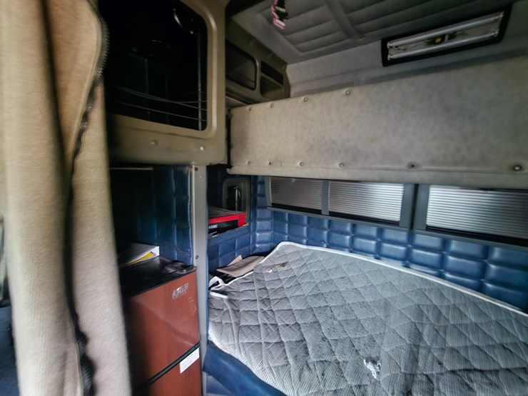 2001-peterbilt-379-image-62