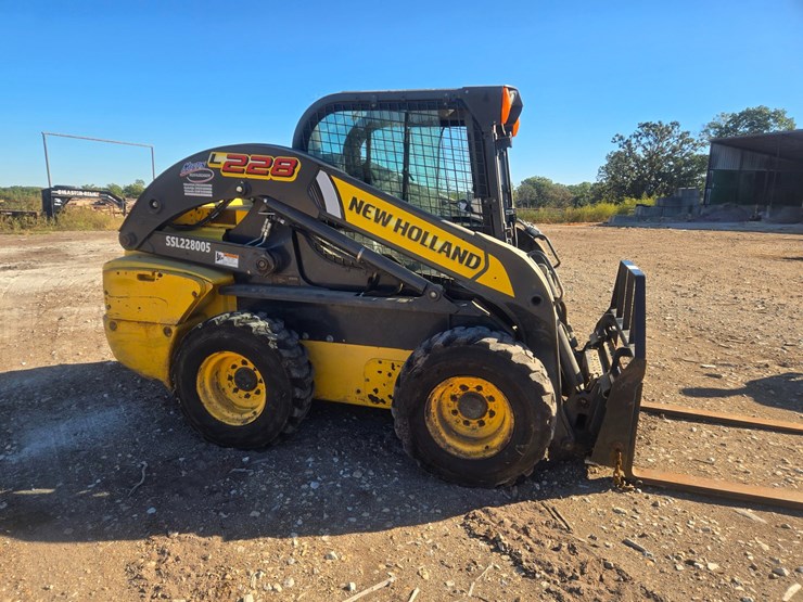 new-holland-l228-image-13