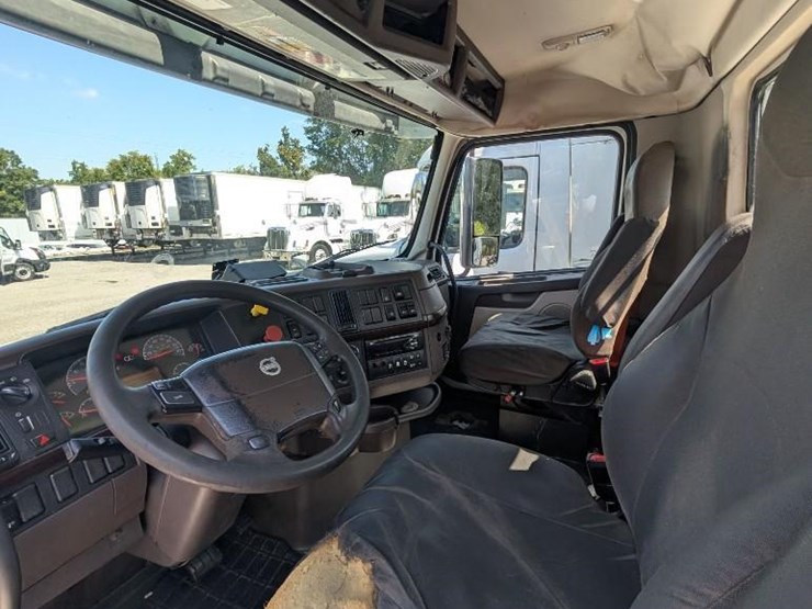 2018-volvo-10-image-18