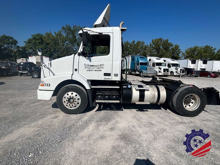 2014-volvo-vnm42t-s/a-truck-tractor-image-2