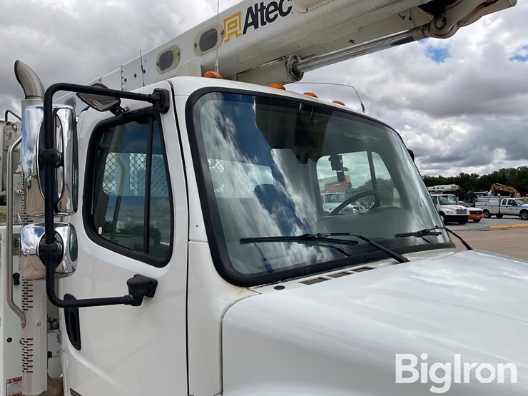 2010-freightliner-m2-106-image-16