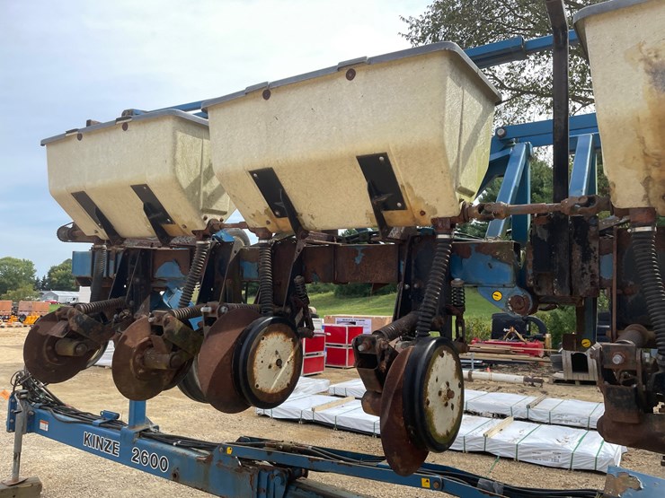 #1275-•-kinze-12'-corn-planter-image-28