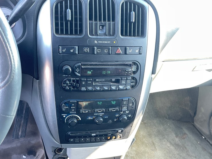 2005-chrysler-town-&-country-image-46