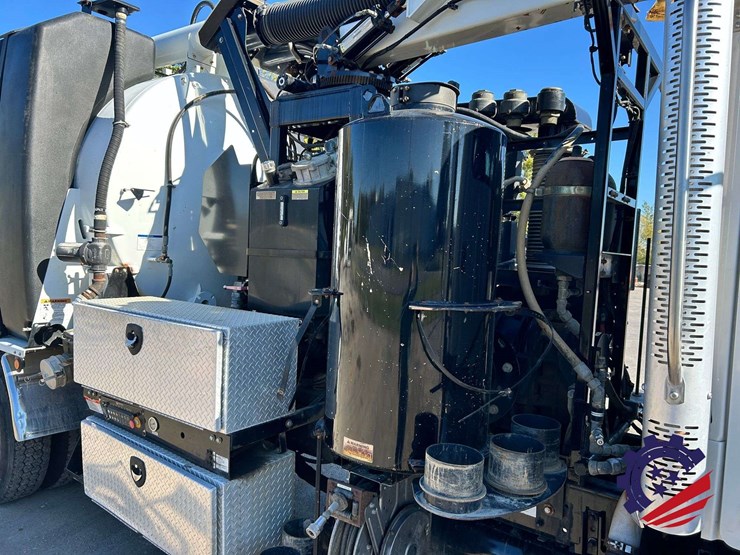 2019-freightliner-114sd-image-97