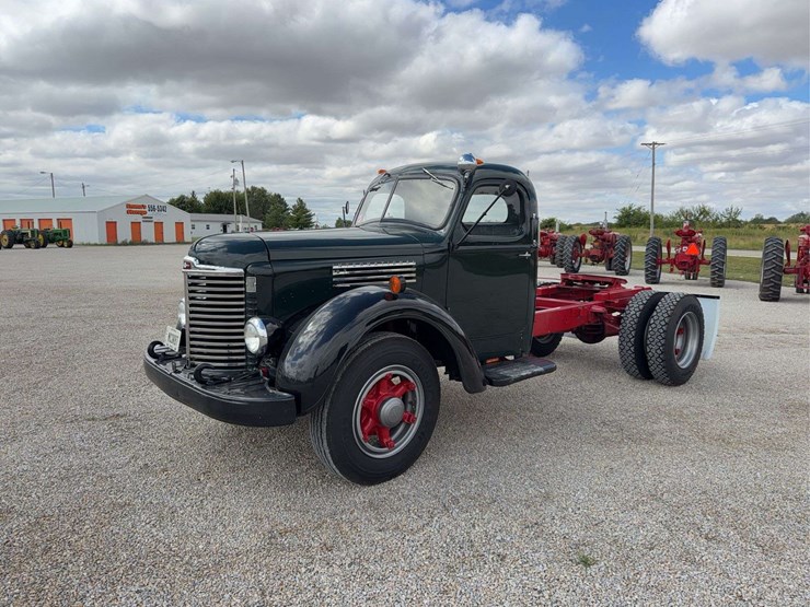exceptional-international-kb-7-truck-with-fifth-wheel-hitch-image-1
