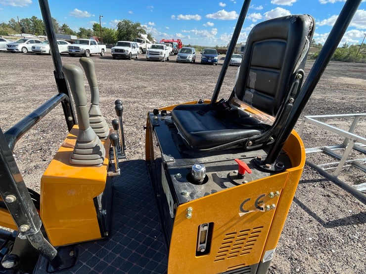 #3062-•-mini-excavator-image-12