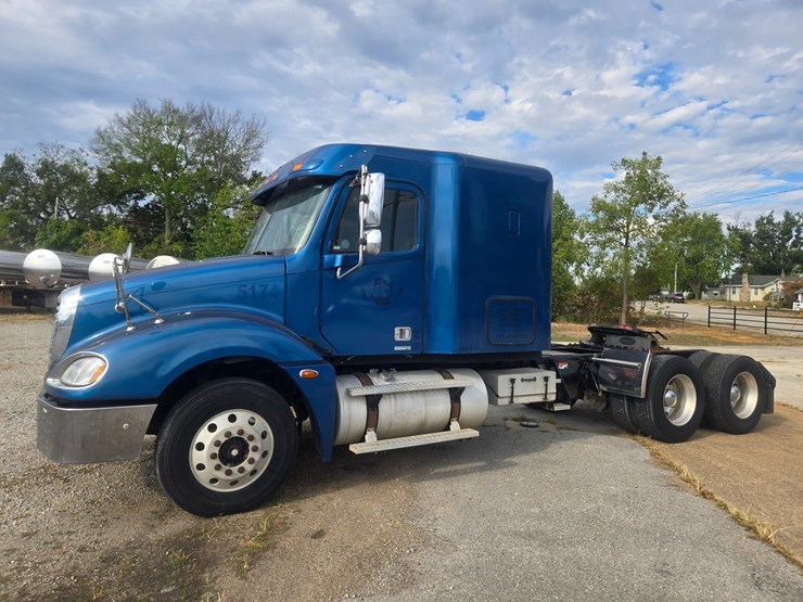 2006-freightliner-columbia-120-image-4