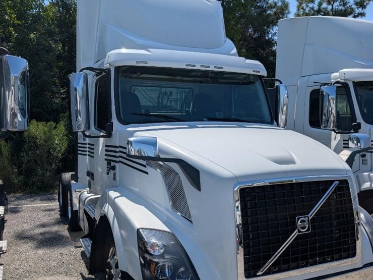 2018-volvo-10-image-3