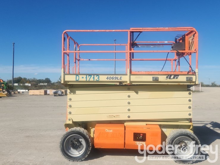 2015-jlg-4069le-image-1