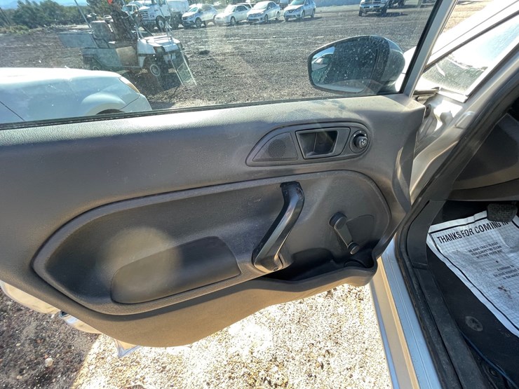 #2761-•-2016-ford-fiesta-passenger-car-(title-in-delay)-image-25