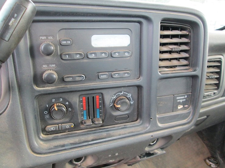 2005-gmc-2500hd-image-29
