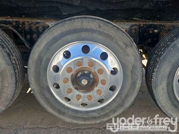 2019-freightliner-122sd-image-29