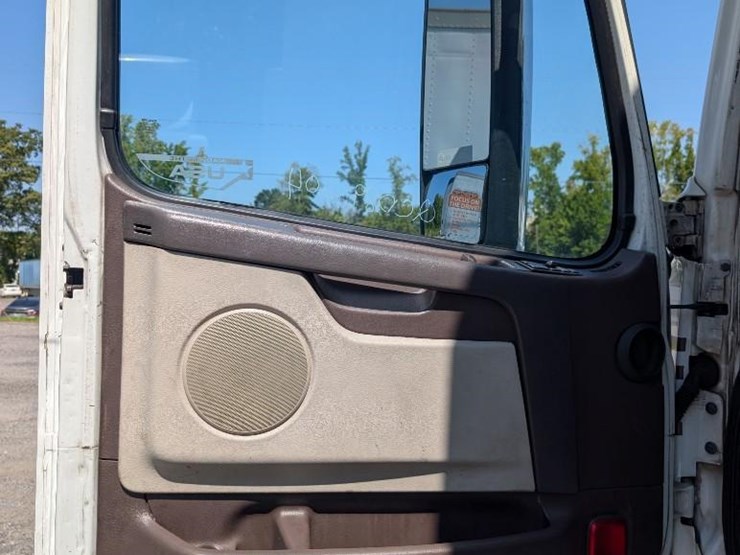 2018-volvo-10-image-19