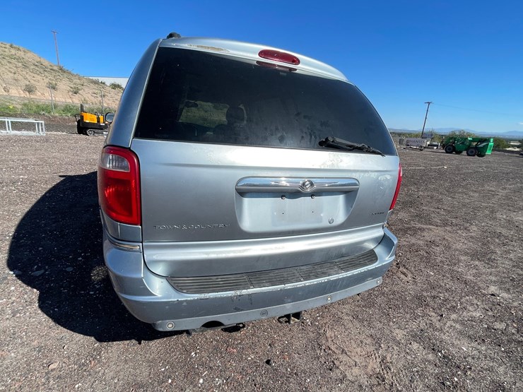 2005-chrysler-town-&-country-image-101