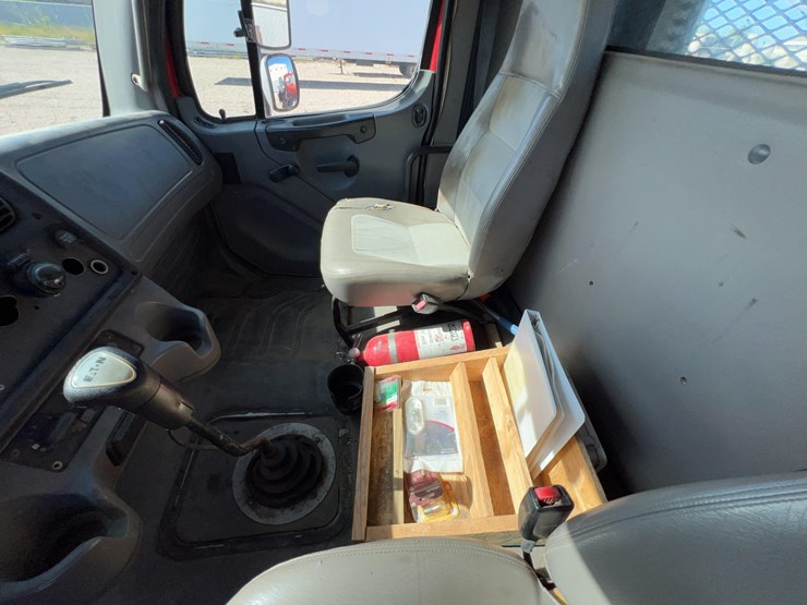 2007-freightliner-m2-business-class-image-26