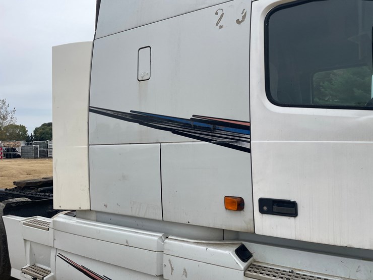 #101-•-2007-volvo-vnl-sleeper-semi-(has-wi-title)-image-20