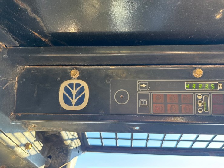 new-holland-lx885-image-40