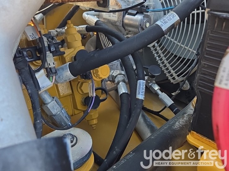 2021-caterpillar-cb34b-image-36