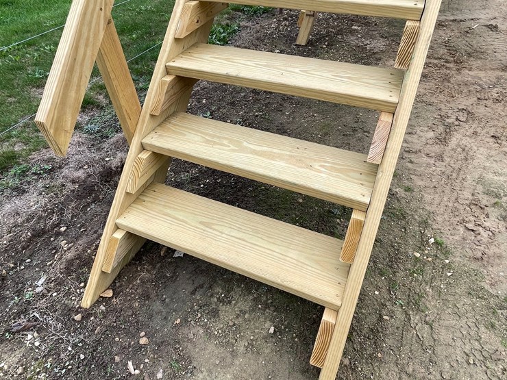 #1281-•-6'-x-6'-deer-blind-on-tower-with-steps-image-18