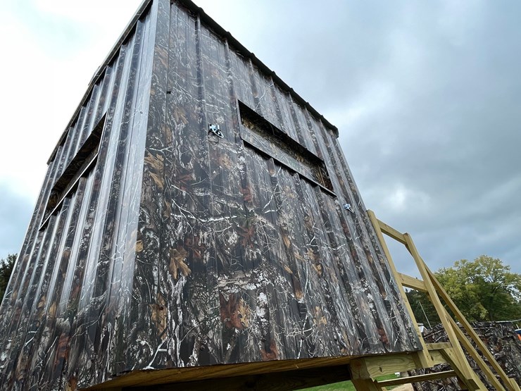 #1281-•-6'-x-6'-deer-blind-on-tower-with-steps-image-7