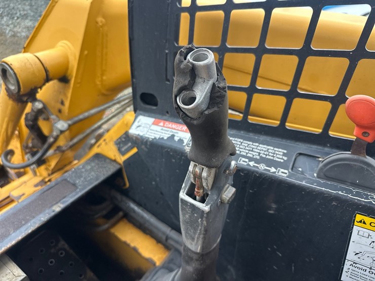 deere-240-image-30