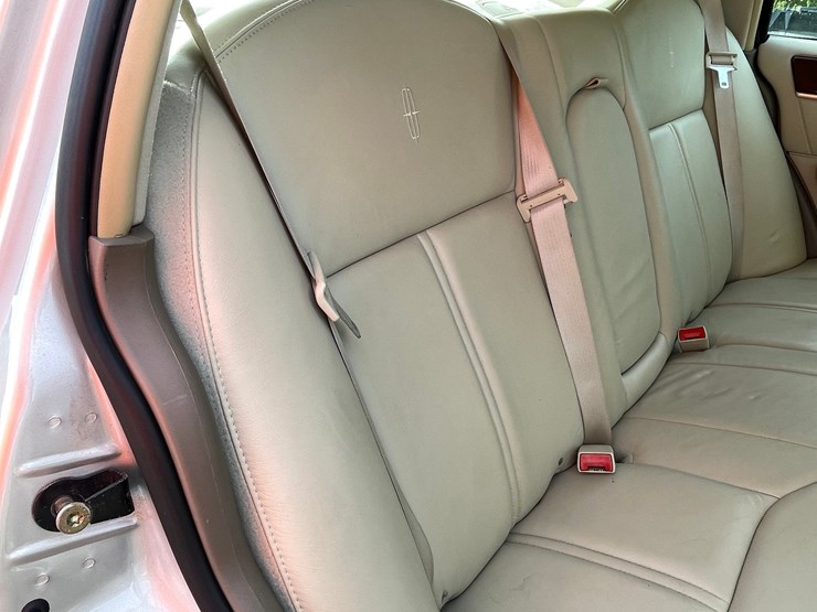 #201-•-2005-lincoln-town-car-(has-wi-title)-image-91