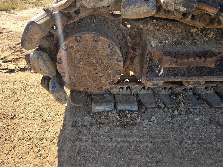 2011-deere-135d-image-43