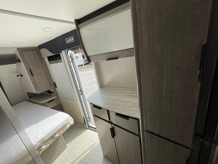 #2824-•-2022-lance-travel-trailer,-(has-new-mexico-title)-image-68