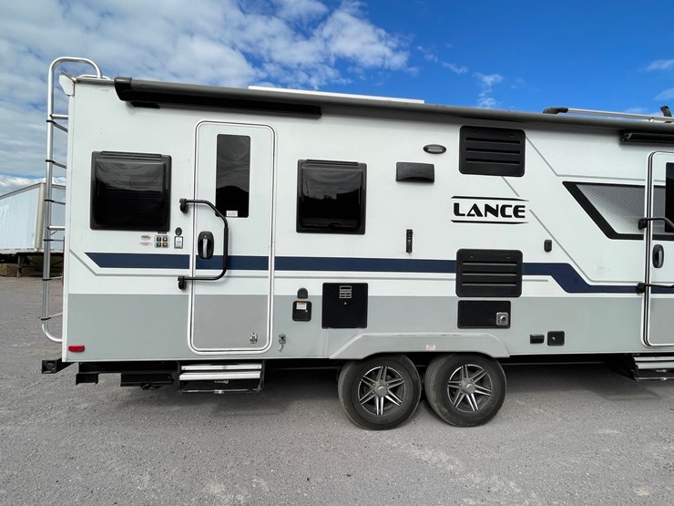 #2824-•-2022-lance-travel-trailer,-(has-new-mexico-title)-image-90