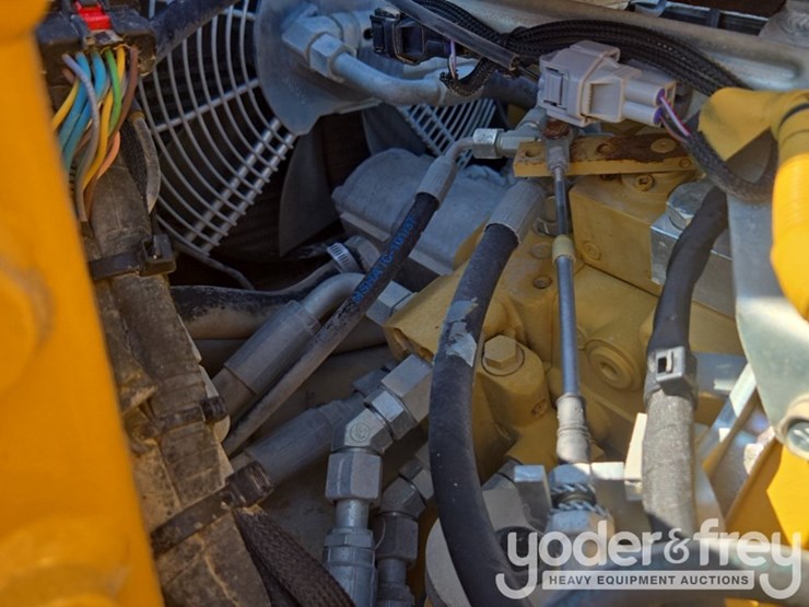 2018-caterpillar-cb34b-image-24