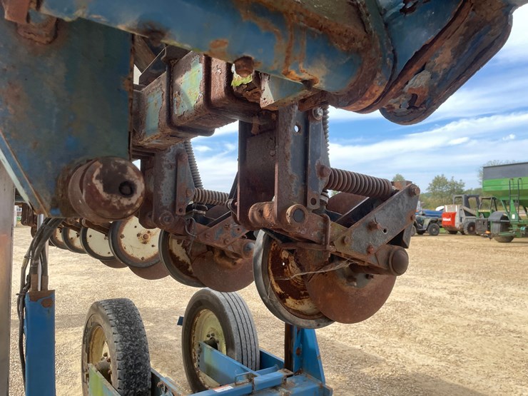 #1275-•-kinze-12'-corn-planter-image-17