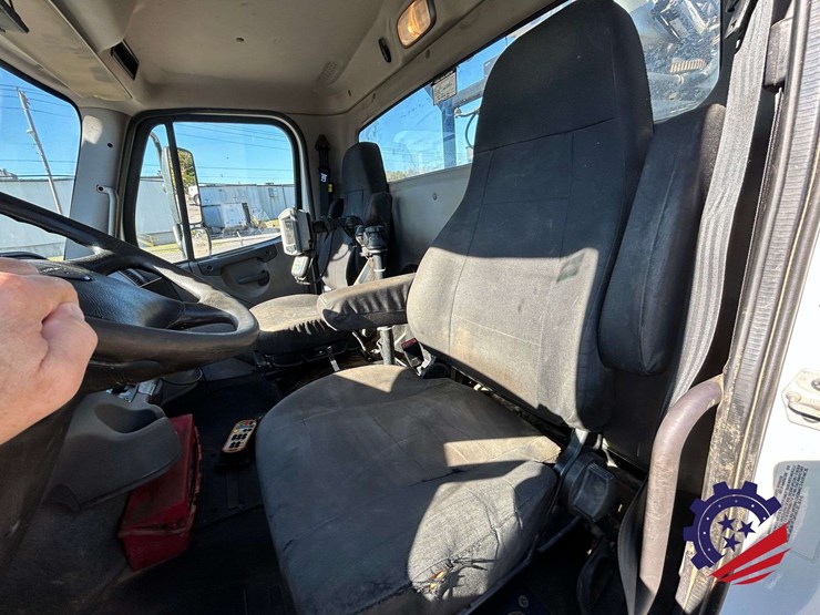 2019-freightliner-114sd-image-46