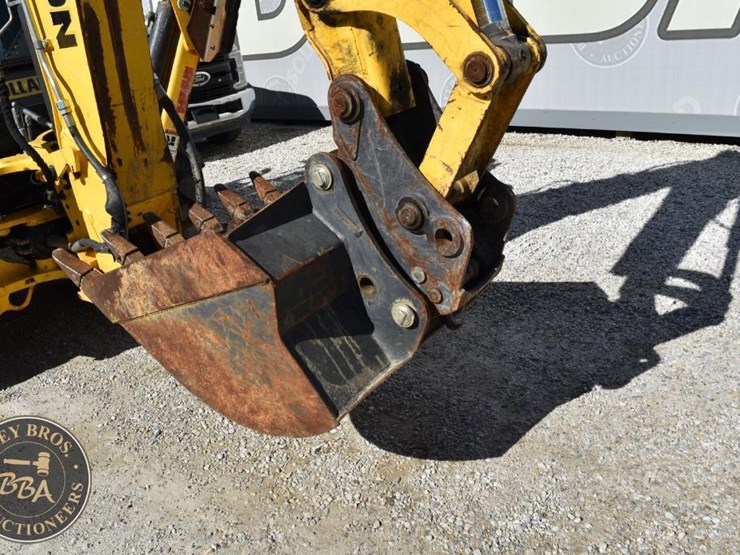 2013-new-holland-b110c-image-35