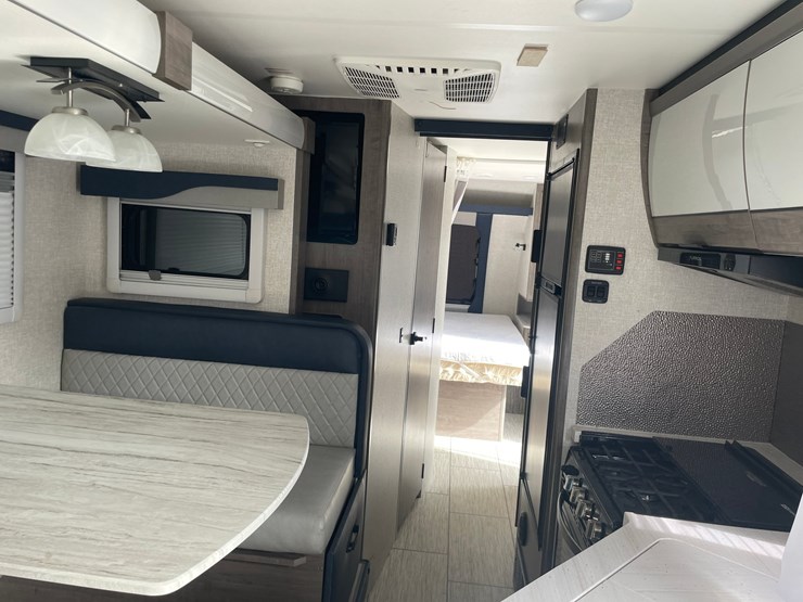 #2824-•-2022-lance-travel-trailer,-(has-new-mexico-title)-image-89