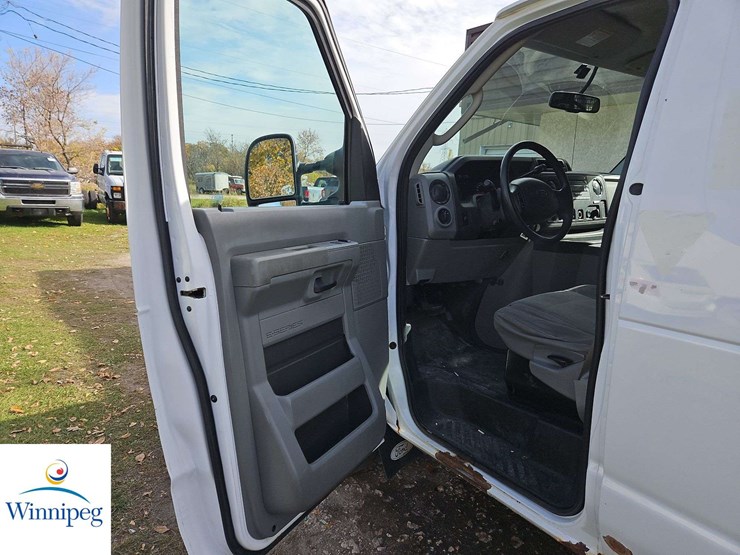 2011-ford-cargo-image-15